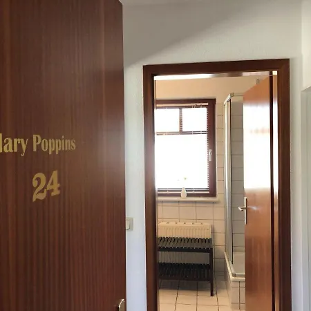 Ferienwohnung-mary-poppins-mit-balkon-zwischen-strand-wald-wiese-im-suedosten-der-insel-ruegen Appartement