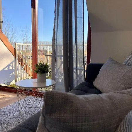 Ferienwohnung-mary-poppins-mit-balkon-zwischen-strand-wald-wiese-im-suedosten-der-insel-ruegen דירה