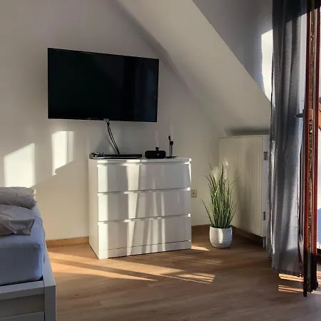 Ferienwohnung-mary-poppins-mit-balkon-zwischen-strand-wald-wiese-im-suedosten-der-insel-ruegen *