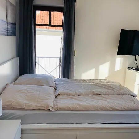 Ferienwohnung-mary-poppins-mit-balkon-zwischen-strand-wald-wiese-im-suedosten-der-insel-ruegen