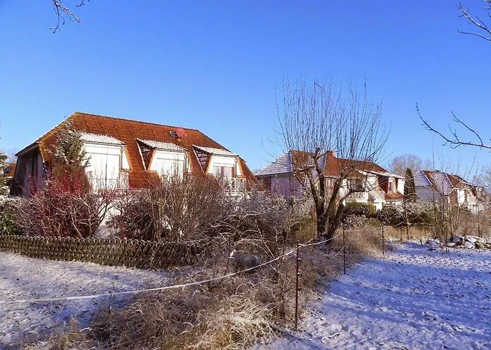 Ferienwohnung-mary-poppins-mit-balkon-zwischen-strand-wald-wiese-im-suedosten-der-insel-ruegen *
